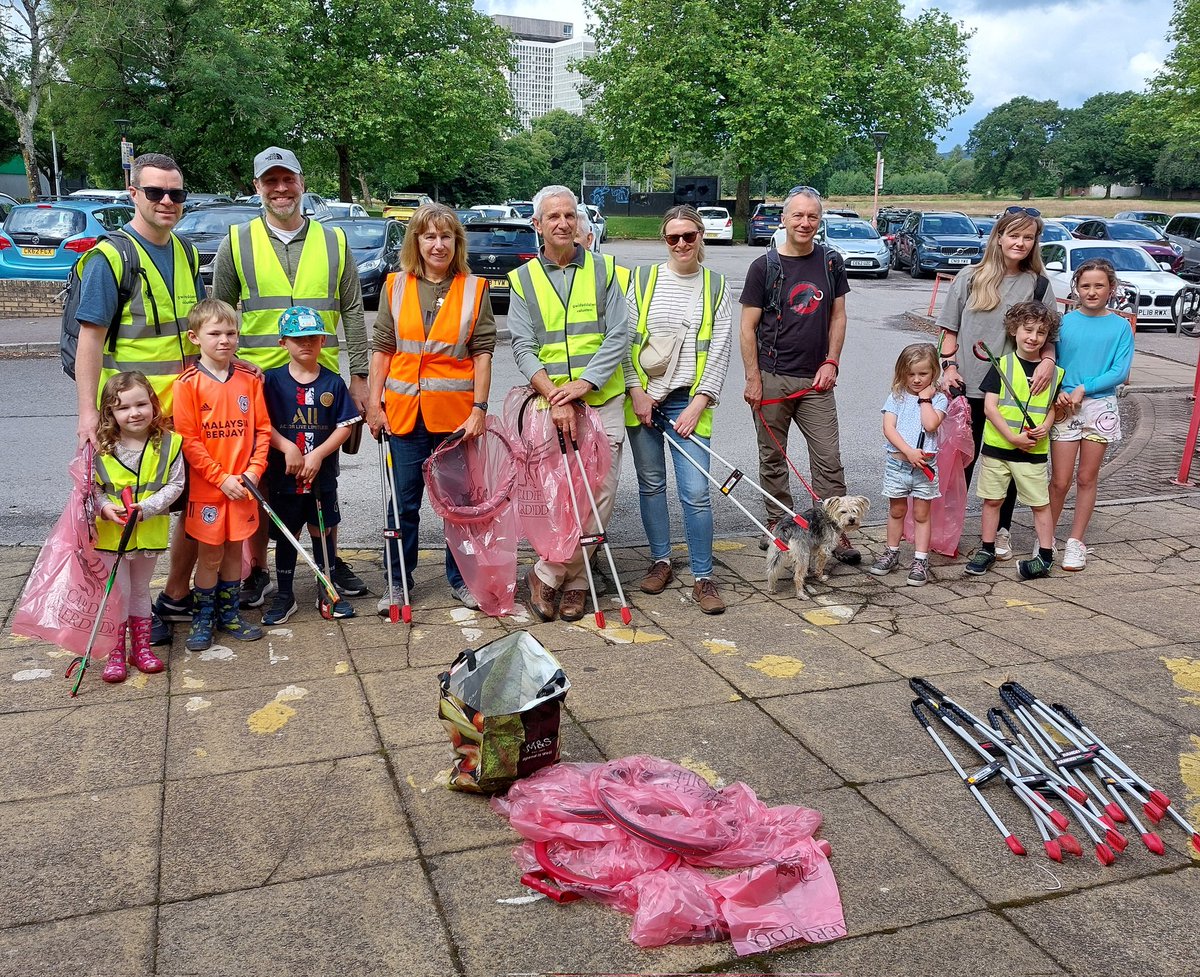 Fantastic turnout (16 people plus Freya Dog) for Llanishen Litterpickers session this morning.  Great to welcome new friends and see the area looking so much better so quickly. Thanks everyone!