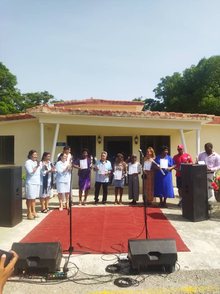 yipsir2021's tweet photo. Se celebro en el municipio de @SanMiguelDelPadron en la Finca Vigia Asamblea Solemne  por los 204 de aniversario de fundacion. Donde los buenos momentos estan presentes con la presencia del duo IRIS y el Grupo ComunitarioProyectongo.  #LaHabanaViveEnMi #GenteQueSuma https://t.co/kaBNUwdIk3