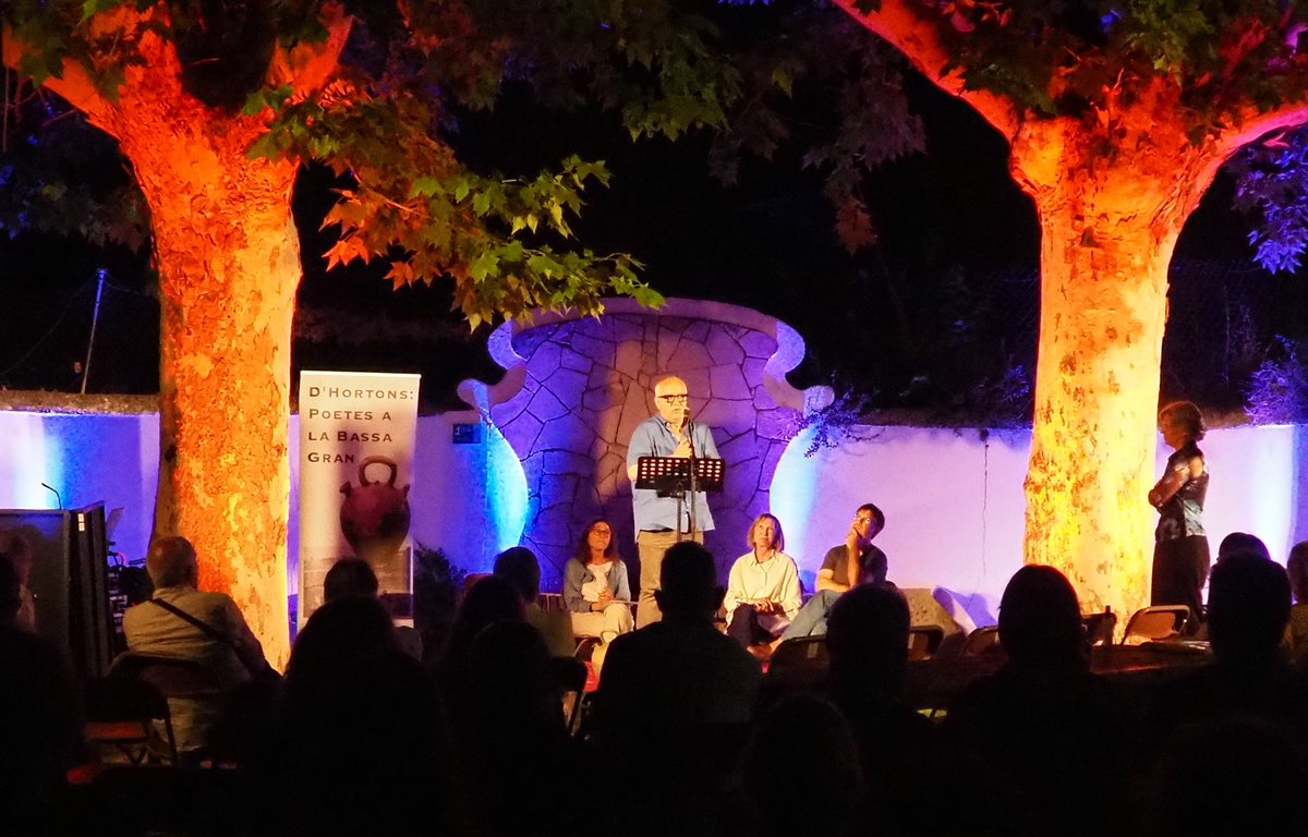 Ahir a la nit ho vam tornar a fer: èxit de públic i èxit espectacular de la Rosa Font, la <a href="/IsabelOrtega92/">Isabel Ortega</a> i <a href="/llambreig/">@llambreig.bsky.social</a>  al POETES A LA BASSA GRAN 2024 en l'entorn fantàstic de la font de la Bassa Gran de Sant Llorenç d'Hortons. Nit màgica!