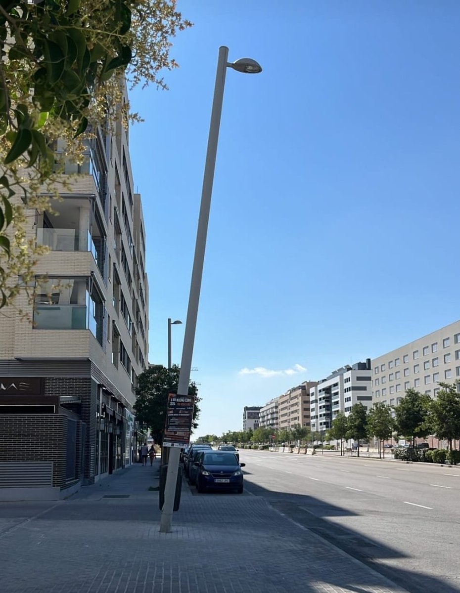 hug0nES's tweet photo. Hola @Lineamadrid. 

Se solicita revisión/valoración de anclaje de farola ¿@BomberosMad? en Av. Miguel Delibes 25, altura restaurante Galerna. Y su sustitución si fuera necesario.

Parece impactada por vehículo saliente de vial en obras.

#ElCañaveral https://t.co/QdqaKgYDjx
