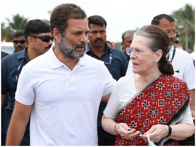 कुछ तो फ़र्क़ है राहुल गांधी में मानना पड़ेगा 

अंबानी ख़ुद गांधी परिवार को न्योता देने आये थे बाक़ी सब को किस ने दिया ये नहीं पता ख़ैर ये पढ़ो 

अखिलेश यादव शादी में पहुँच गए 
तेज प्रताप यादव पहुँच गए 
ठाकरे पहुँच गये 
लालू प्रसाद यादव पहुँच गए 
ममता दीदी भी शादी में पहुँच गई