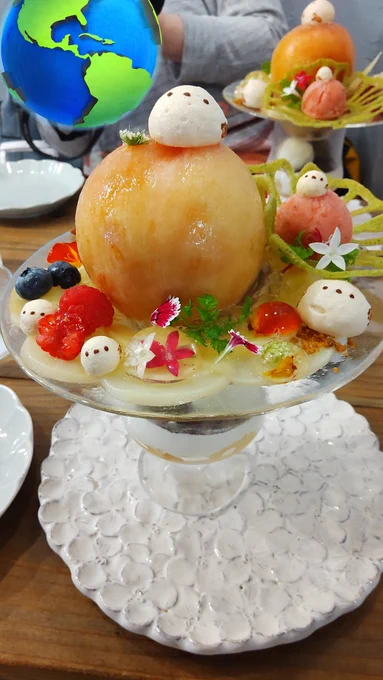 ゲ謎追憶展のあとは友人とめっちゃかわいいシマエナガの桃パフェを食べて杉元佐一の気分を味わってきました!!!桃もシマエナガも美味しかったです \チピィッ/