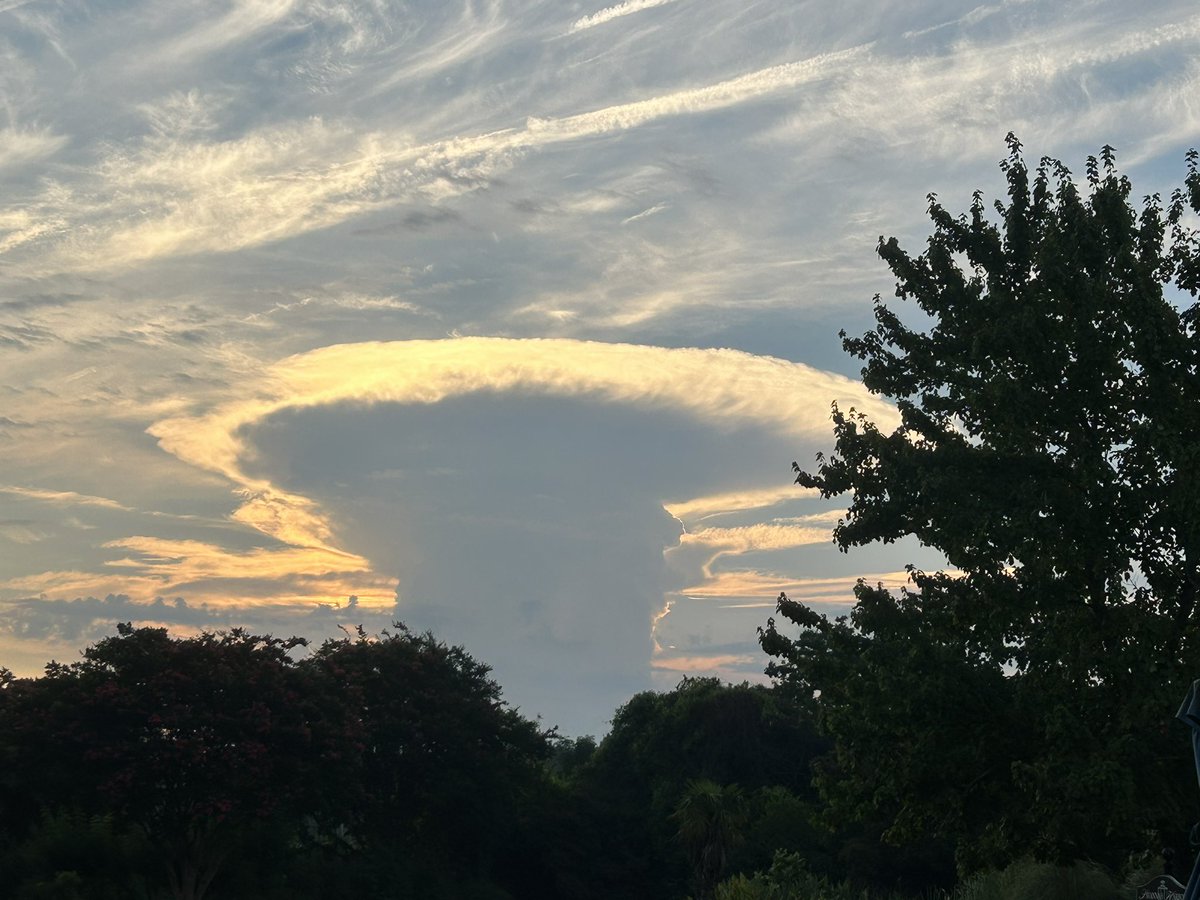 jonathanwjcl22's tweet image. Check this Anvil Cloud out just east of #huntingisland producing a Special Marine Warning.  #anvilcloud