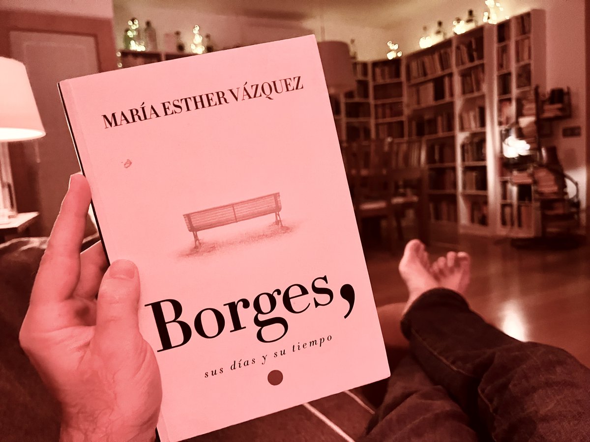 María Esther Vázquez: ¿Cómo era o cómo vieron us­tedes este Buenos Aires, que tan presente estuvo en la obra literaria de ambos?
Jorge Luis Borges: Lo que yo recuerdo de aque­llos años de mil novecientos veintitantos a 1930 es que había una pasión que ahora ha desaparecido: la