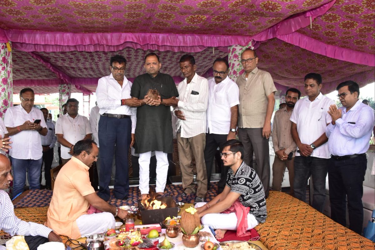 infotapigog24's tweet photo. *ઉકાઈ ખાતે તાપી મૈયાના જન્મ જયંતિની ઉજવણી કરાઈ*
*તાપી માતાના પ્રાગટ્ય દિને રાજ્યના વન અને પર્યાવરણ મંત્રીશ્રી અને તાપી પ્રભારી મંત્રીશ્રી મુકેશભાઈ પટેલના વરદ હસ્તે ઉકાઈ ડેમ તાપી માતાની પૂજા-અર્ચના ખાતે કરવામાં આવી*
#tapinadi @CMOGuj @CollectorTapi @ddo_Tapi @mukeshpatelmla https://t.co/YXICBpc9a0