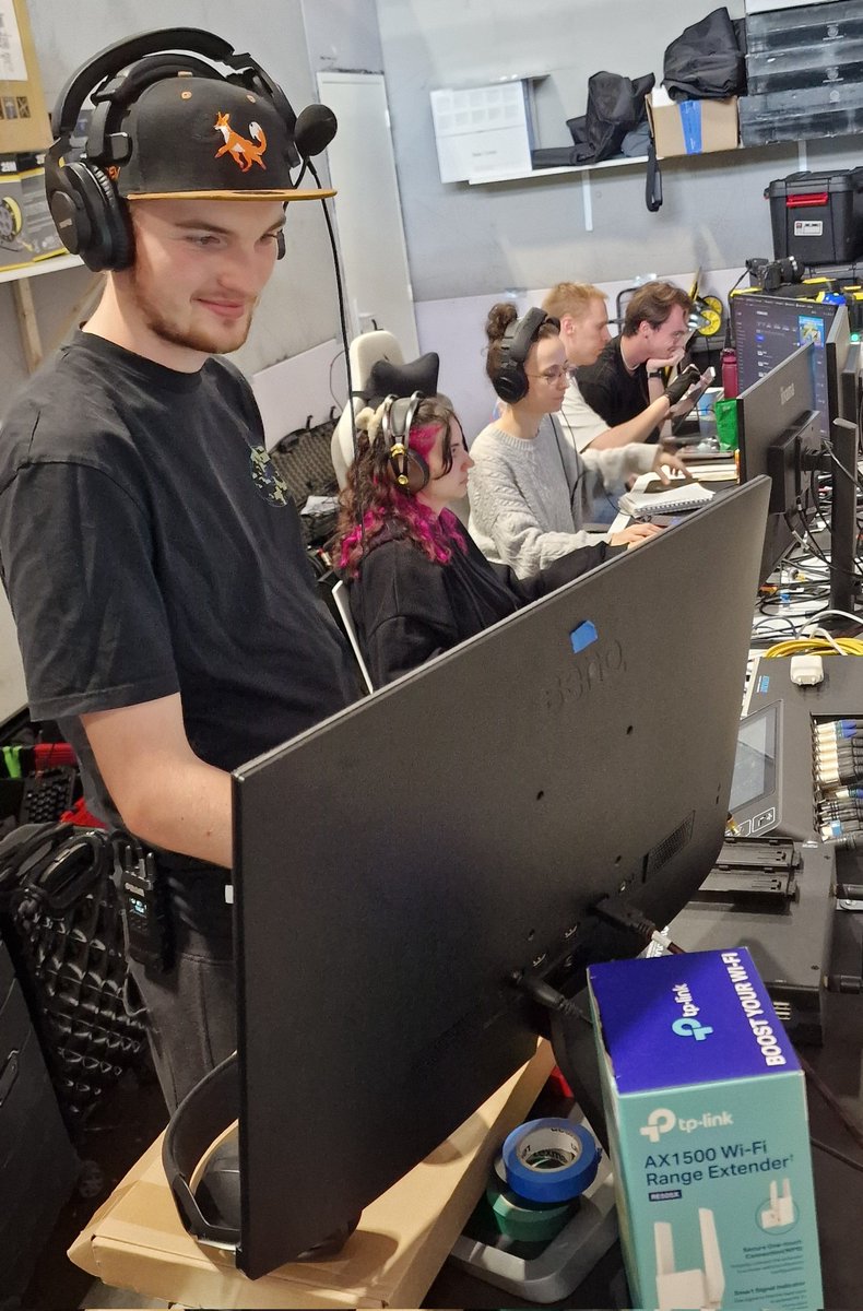 SpaceCrapaud's tweet photo. Les boss de la régie 🔥
#StreamAndChill https://t.co/Yne8kAQdrk