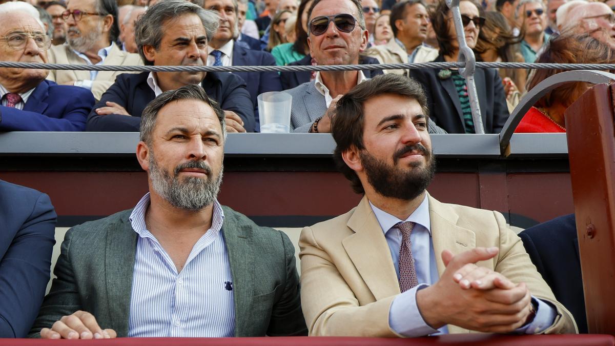 FonsiLoaiza's tweet photo. El ultraderechista García-Gallardo de VOX ha dejado la vicepresidencia en Castilla y León por acoger a 21 niños inmigrantes. En su nuevo cargo como portavoz de VOX en las Cortes aumentará su "paguita" un 27% y pasará a ganar 101.555 euros al año. https://t.co/SZVA0OxLBC