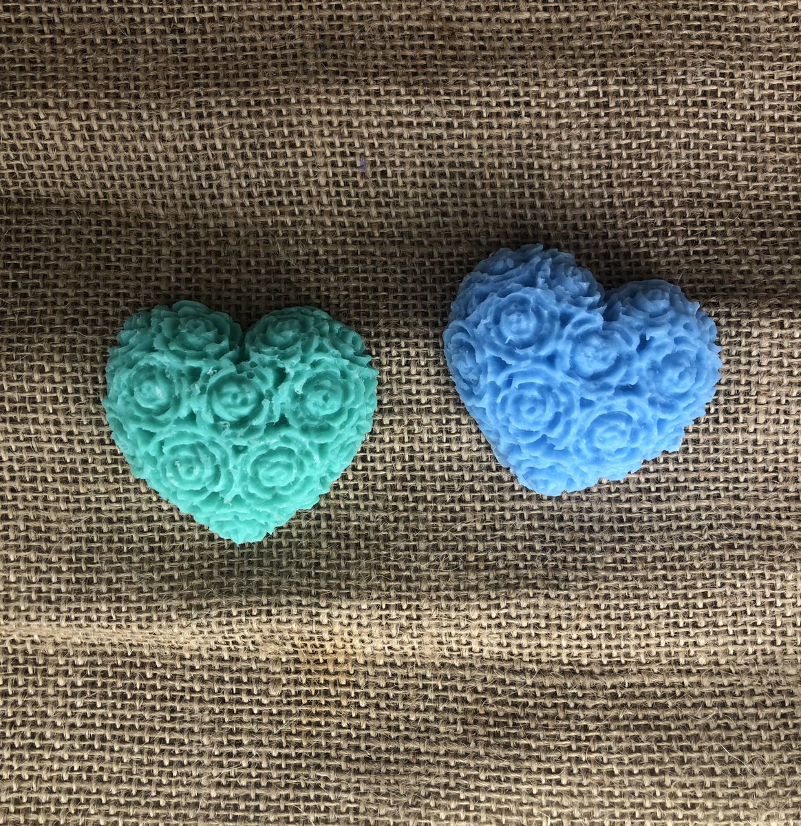 CaLyPsO_msnts's tweet photo. Découvrez le nouveau look du Petit Chouchou Coco Vanillé ! Avec ses teintes vertes et bleues éclatantes, il est encore plus irrésistible. Le motif ressort magnifiquement, c'est un vrai régal pour les yeux et les papilles. Vous craquez aussi ? 🍭Commandez dès maintenant https://t.co/ZVME4DeFyG