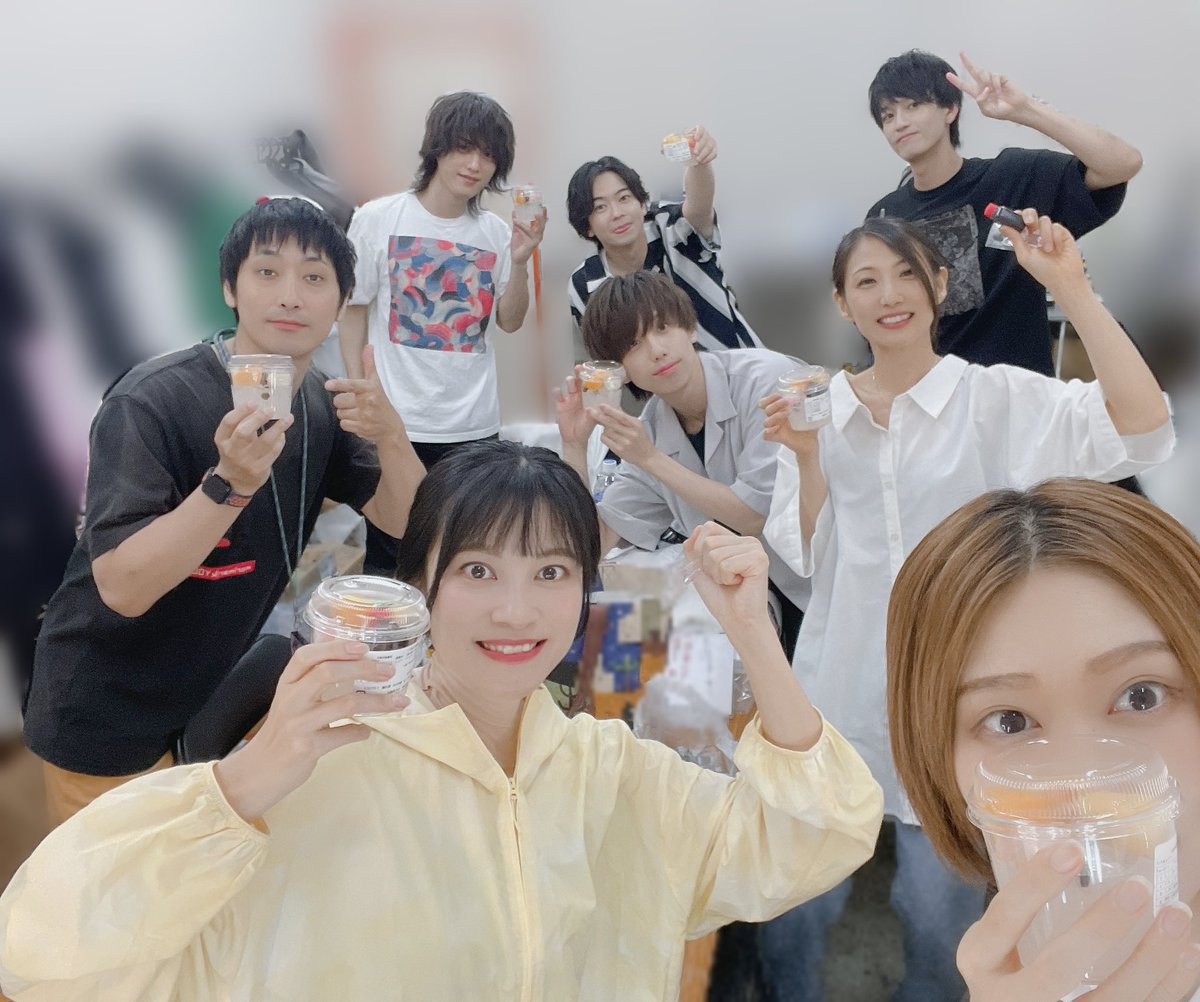 4日目！本日もご来場ありがとうございました。

明日は昼夜完売ですが、当日券が若干数ご用意あるとのことです！
事後物販もありますのでグッズ買いたかったなーって方はそちらでも是非☺️
#あだちでんき
 
お月さんのお母様がくれたあんみつをみんなで美味しくいただきました💋