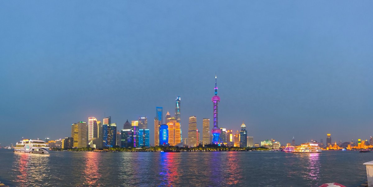 xiaochen1468799's tweet photo. 刚刚在外滩好像冒犯到几个俄罗斯人 可是我没有恶意来着，现在好尴尬 https://t.co/wtd7b4LYc8