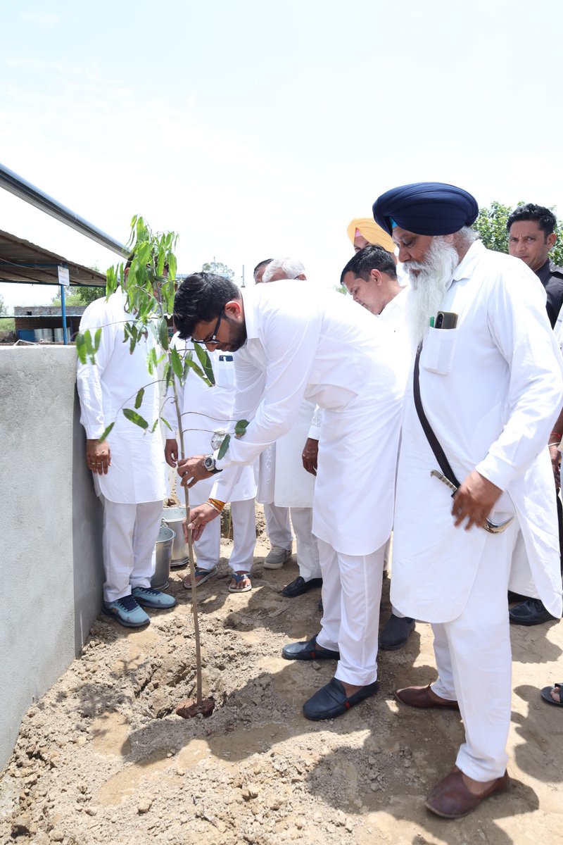 DVJChautala's tweet photo. आज जन संपर्क कार्यक्रम के तहत गांव मौजगढ़ की श्री कृष्ण प्रणाली गऊशाला में जाना हुआ। लोगों से मिलकर और संवाद करके बेहद अच्छा अनुभव हुआ। वहां के लोगों के साथ मिलकर पौधारोपण करने का अवसर प्राप्त हुआ | 
#Dabwali #digvijay #jjp #politics #jannayak_janta_party #politician #vikas #vidhansabha