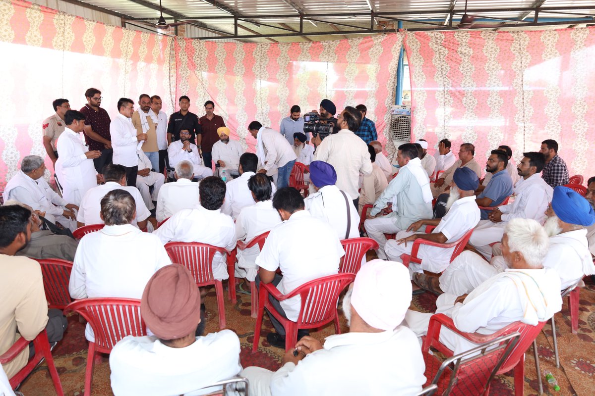 DVJChautala's tweet photo. आज जन संपर्क कार्यक्रम के तहत गांव मौजगढ़ की श्री कृष्ण प्रणाली गऊशाला में जाना हुआ। लोगों से मिलकर और संवाद करके बेहद अच्छा अनुभव हुआ। वहां के लोगों के साथ मिलकर पौधारोपण करने का अवसर प्राप्त हुआ | 
#Dabwali #digvijay #jjp #politics #jannayak_janta_party #politician #vikas #vidhansabha