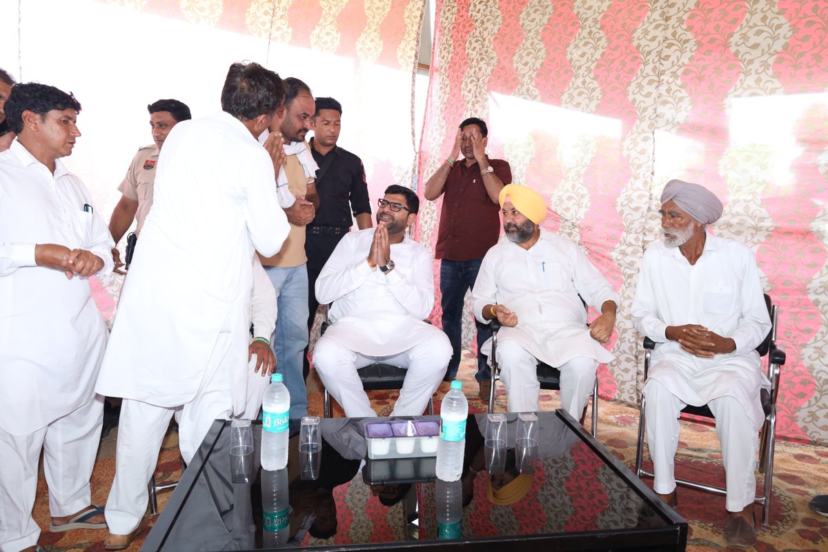 DVJChautala's tweet photo. आज जन संपर्क कार्यक्रम के तहत गांव मौजगढ़ की श्री कृष्ण प्रणाली गऊशाला में जाना हुआ। लोगों से मिलकर और संवाद करके बेहद अच्छा अनुभव हुआ। वहां के लोगों के साथ मिलकर पौधारोपण करने का अवसर प्राप्त हुआ | 
#Dabwali #digvijay #jjp #politics #jannayak_janta_party #politician #vikas #vidhansabha