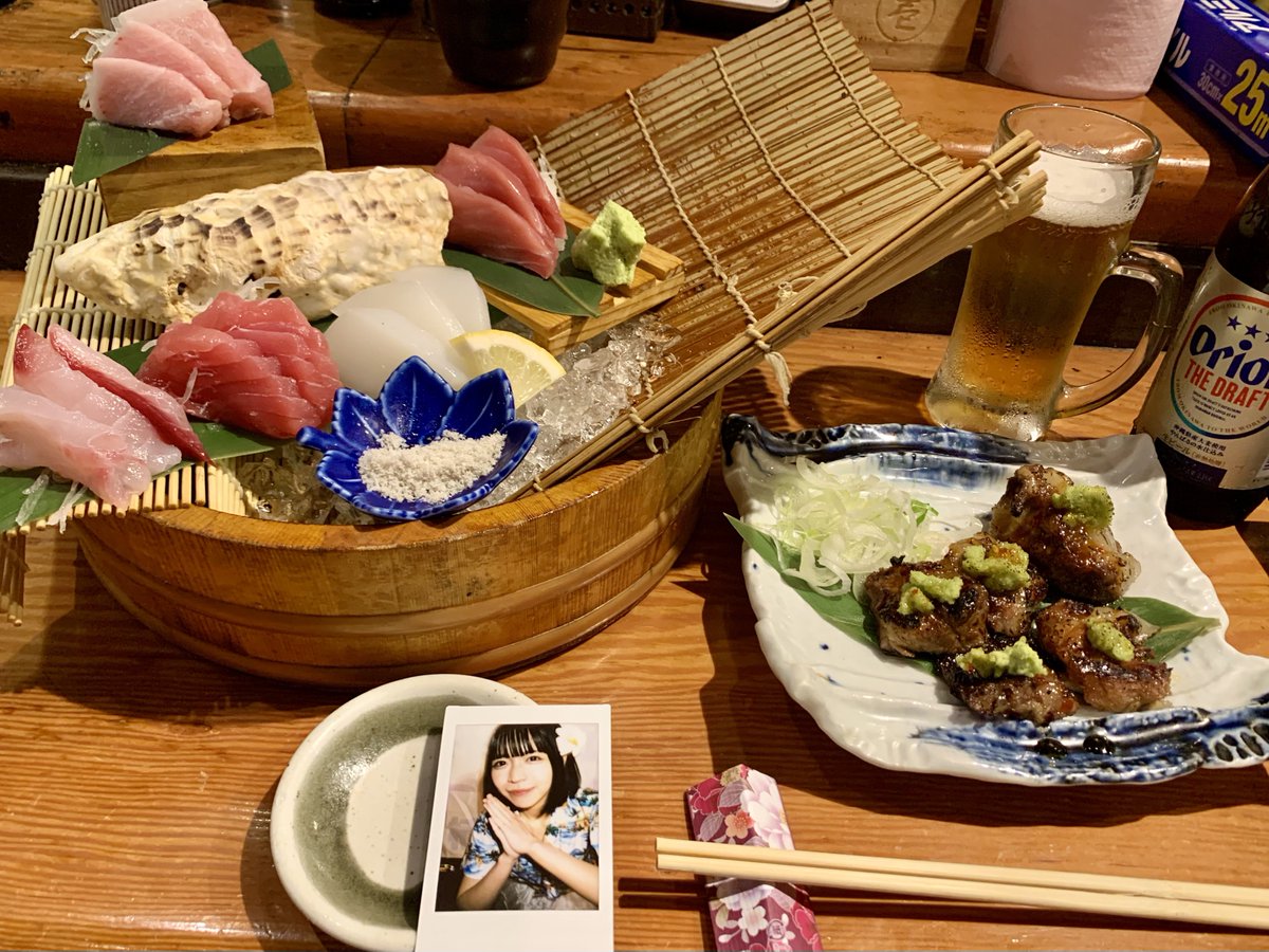 _ken_ji_ro_'s tweet photo. いおんちゃんセレクトの居酒屋さんの中から「本マグロ炉端劇場 魚島屋」へ！！
沖縄は近海でマグロが獲れるから冷凍じゃなくて生の本マグロが食べれるのよ〜(*^◯^*)🤍
地元凱旋を果たしたいおんちゃんがかわいいすぎるから今夜はちょっと贅沢しちゃいましょうね〜🤍 https://t.co/zXvPZUVLrV