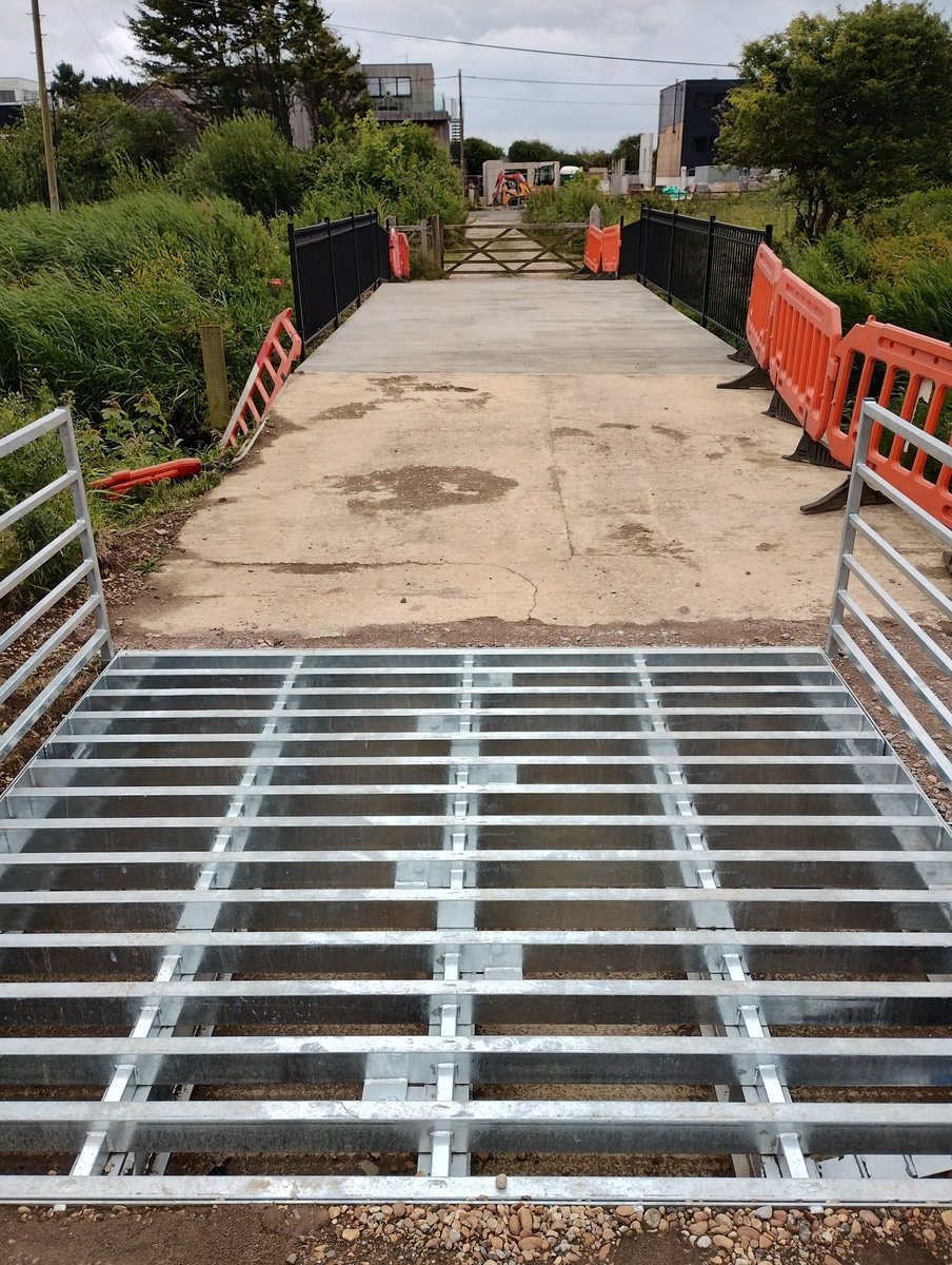nickdavey1066's tweet image. #pettlevel
#royalmilitarycanal
if the Houdini sheep make it across the cattle grid, the gate will stop them.  As for cars.........???