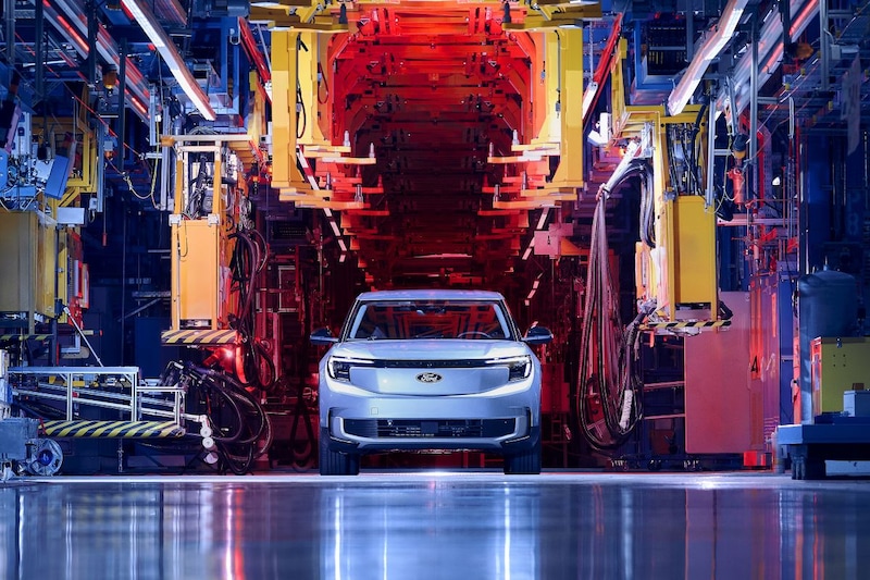 AstonMartinStrt's tweet photo. Alles op Explorer in Ford-fabriek in Keulen, maar serveert het de verbrandingsmotor te snel af? https://t.co/xS7RuJmwQt https://t.co/CpS9ovvkxY