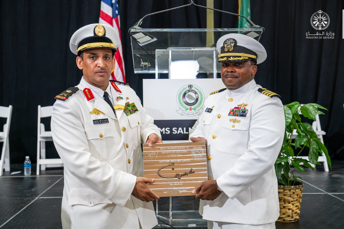 #القوات_البحرية تُرسي العارضة الرئيسية لـ«سفينة جلالة الملك سلمان»، رابع سفن «مشروع طويق»، وذلك بمدينة مارينيت بولاية ويسكونسن الأمريكية، بحضور قائد الأسطول الشرقي اللواء البحري الركن ساجر العنزي، وعددٌ من كبار ضباط القوات البحرية.