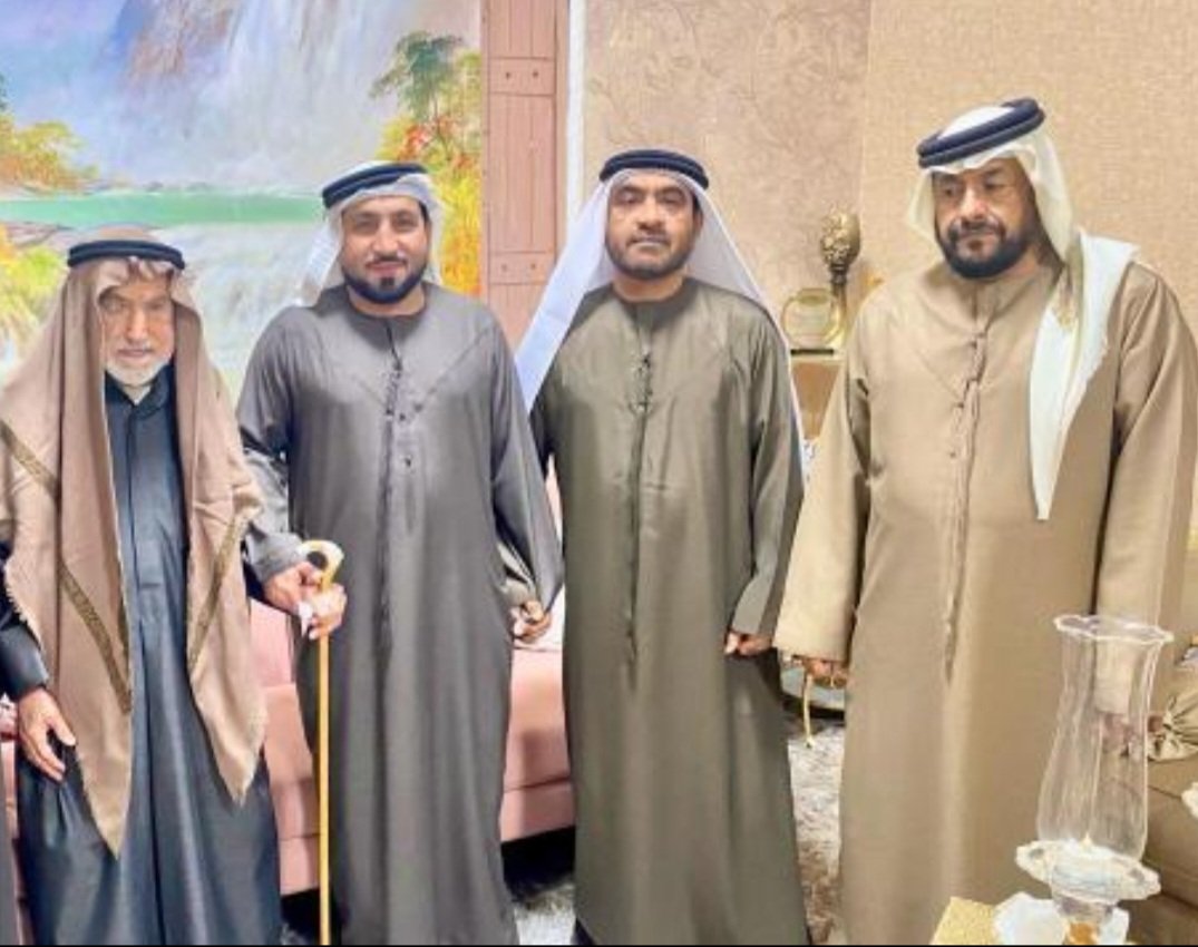 أخوكم صاحب الحساب عن قرب،في الوسط مع العم طولي بعمرة وأبناء العمومة،