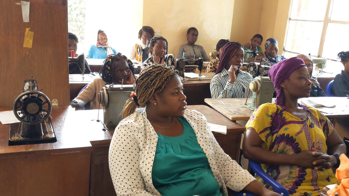 SalehSwedi1's tweet photo. #FormerPourTransformer: Les jeunes boursiers en coupe et couture du programme #WEZESHA viennent de débuter avec les sessions pratiques avec soutien du Chef de @DPJINCCN_NK et du directeur de @PEPA_NGOs. À l'occasion au nom de @GetUpInternati1 nous avons encouragé ces jeunes.#SDGs https://t.co/QODURJPFC8