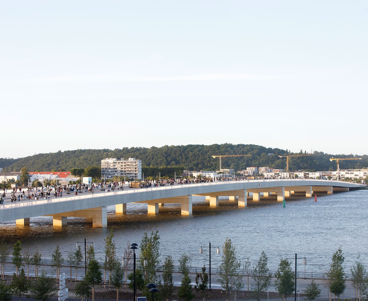 Tras más de una década, el estudio de arquitectura holandés OMA ha finalizado el Puente Simone Veil, una  plataforma de más de quinientos metros de largo que se extiende sobre  el río Garona, proporcionando un nuevo espacio público lineal para la  ciudad de Burdeos, Francia.