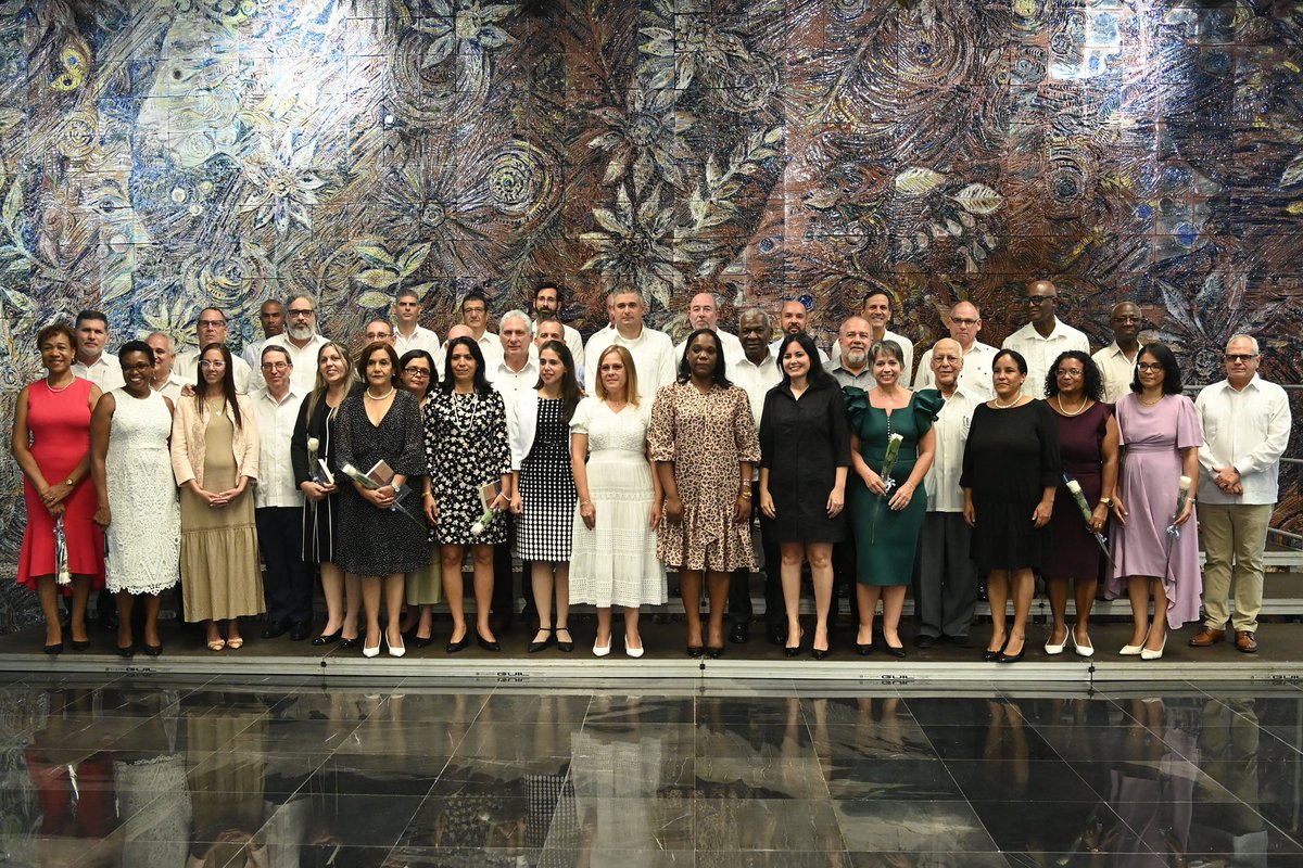 ✍️| Treinta y dos nuevos embajadores que representarán a #Cuba en diversas regiones del mundo firmaron juramento este viernes, en ceremonia solemne encabezada por el Presidente de la República, <a href="/DiazCanelB/">Miguel Díaz-Canel Bermúdez</a>.

🔗| presidencia.gob.cu/es/noticias/fi…
.
.
.
#Cuba 🇨🇺