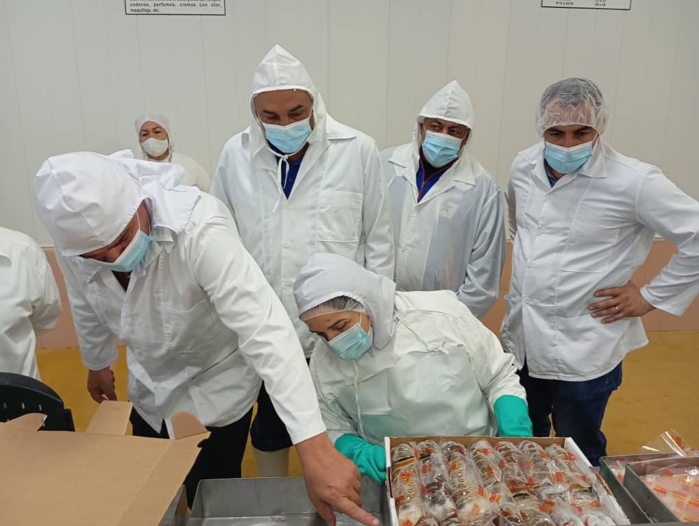 Amanecimos hoy con los hombres y mujeres  de la <a href="/EEpicol/">Empresa Pesquera Industrial de la Coloma-EPICOL</a>   #PinarDelRío.
A ellos ni el sol, ni la lluvia le impiden hacer su trabajo y aprovechar la jornada para aportar a la alimentación de nuestro pueblo y a los ingresos en divisas de la nación.
#MinalXMásAlimentos