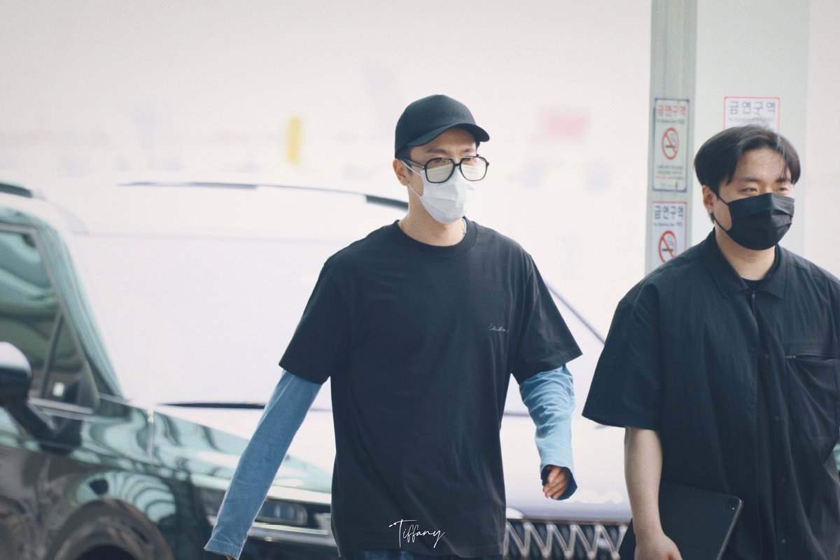 240713 
자랑스럽게 걸어오는 고양이 🐱...가 아님 슈퍼주니어 동해입니다 

이 얇은 팔로 아령을 어떻게 들었는지... 
늘 궁금하긴 합니다...
많이먹어 냥이야~ 

#동해 #DONGHAE 
#슈퍼주니어 #SUPERJUNIOR