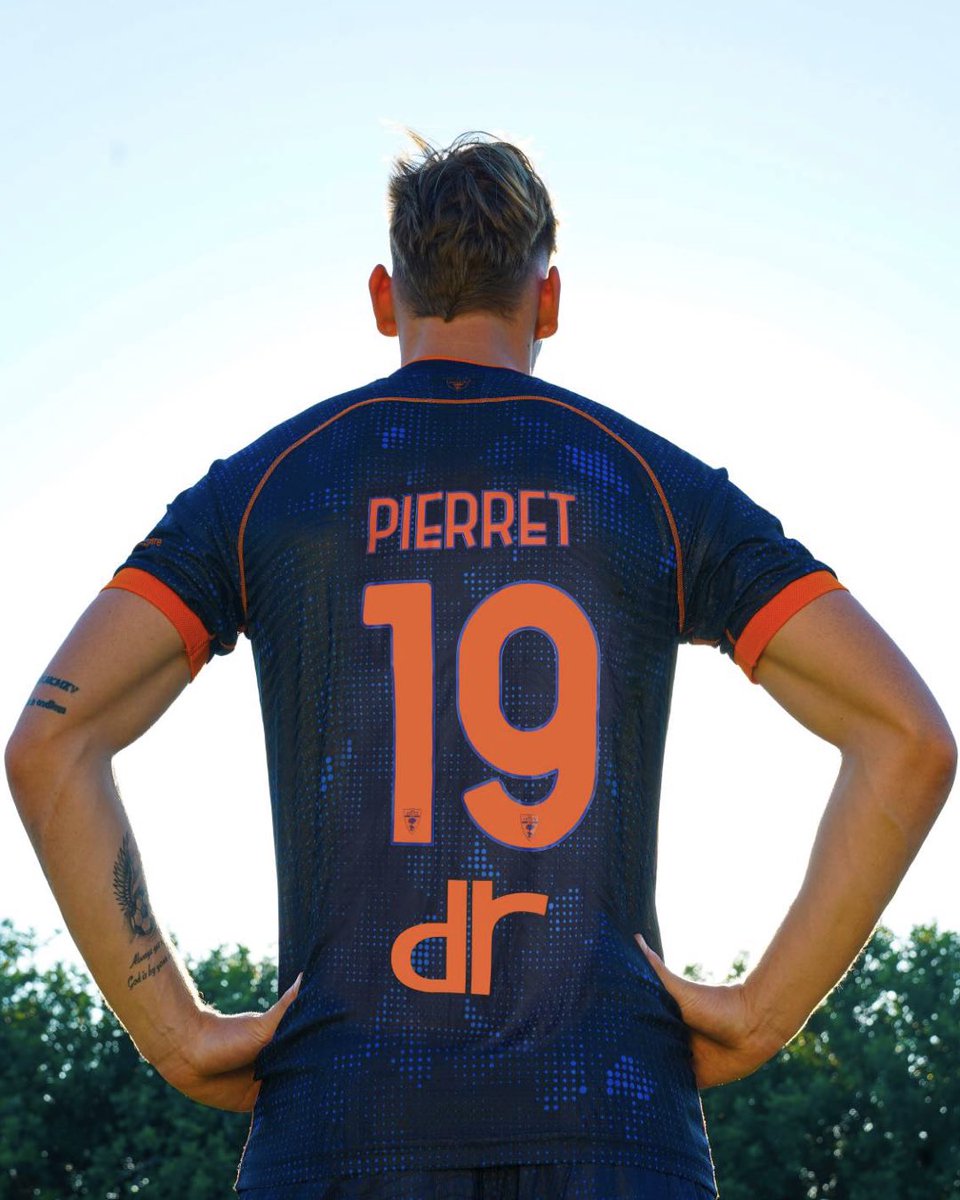 OfficialUSLecce's tweet photo. πβ€οΈ ππ ππ€π¨π©π§π ππππ‘ππ π₯π§π€ππͺπ’π ππ πππ‘ππ£π©π€!
πΈπ¦πΈCon Balthazar Pierret scopriamo i dettagli della terza maglia #KitAway 2024/2025 #ASud
1οΈβ£9οΈβ£ Γ¨ il numero delle stagioni del Lecce in @SerieA https://t.co/XcX6mfD71h