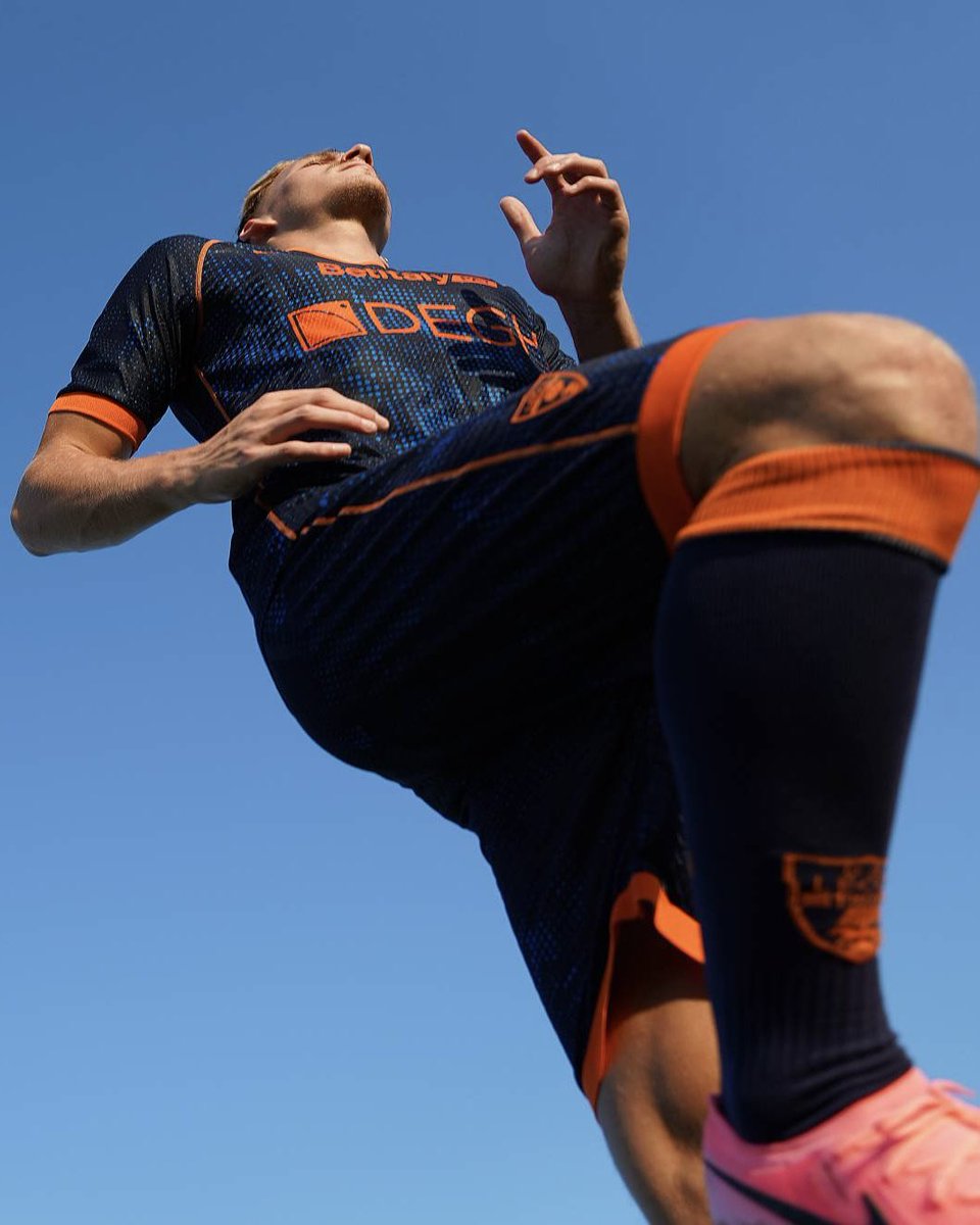 OfficialUSLecce's tweet photo. πβ€οΈ ππ ππ€π¨π©π§π ππππ‘ππ π₯π§π€ππͺπ’π ππ πππ‘ππ£π©π€!
πΈπ¦πΈCon Balthazar Pierret scopriamo i dettagli della terza maglia #KitAway 2024/2025 #ASud
1οΈβ£9οΈβ£ Γ¨ il numero delle stagioni del Lecce in @SerieA https://t.co/XcX6mfD71h