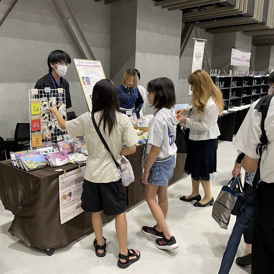j_yamaguchi_lab's tweet photo. こんばんは、日下部です☺️
本日のSGSN inごほうびフェスタにご来展いただいたみなさま、ありがとうございました。幅広い世代の方に私たちの想いを伝え、考えていただくことができたと思います!明日も出展しますので、ぜひお越しください✨
#ごほうびフェスタ
#SGSN
#長崎大学経済学部山口研究室 https://t.co/CfEGGOSwKh