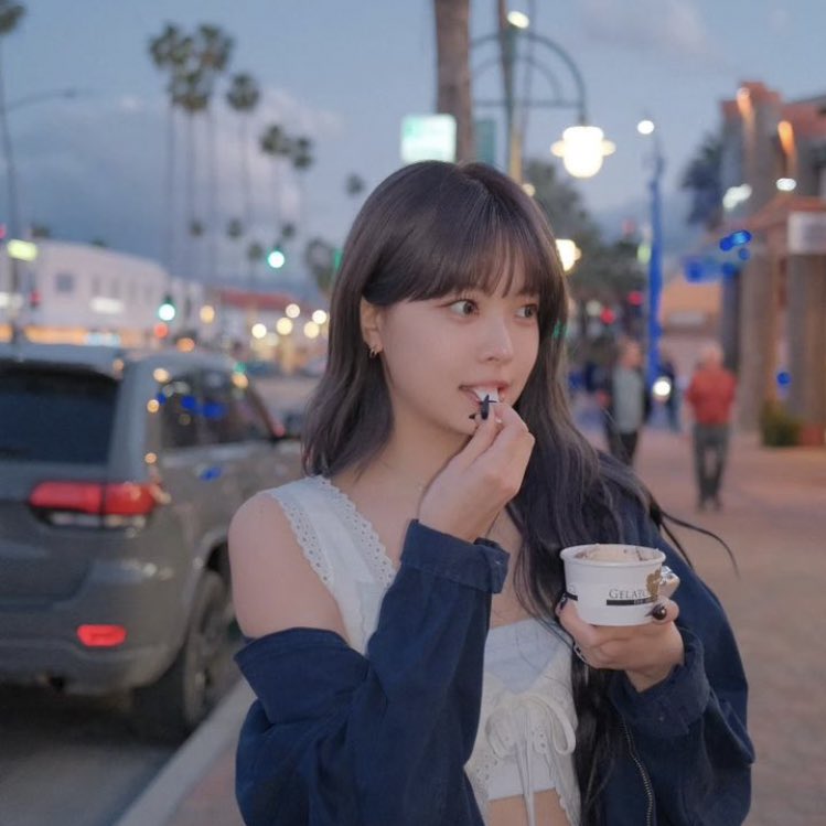 LostInBTSBR's tweet photo. Eunchae, do LE SSERAFIM, recomendou “Too Sad to Dance” do #Jungkook, como música para ouvir enquanto desfruta de um sorvete! https://t.co/l14vsUfNlU