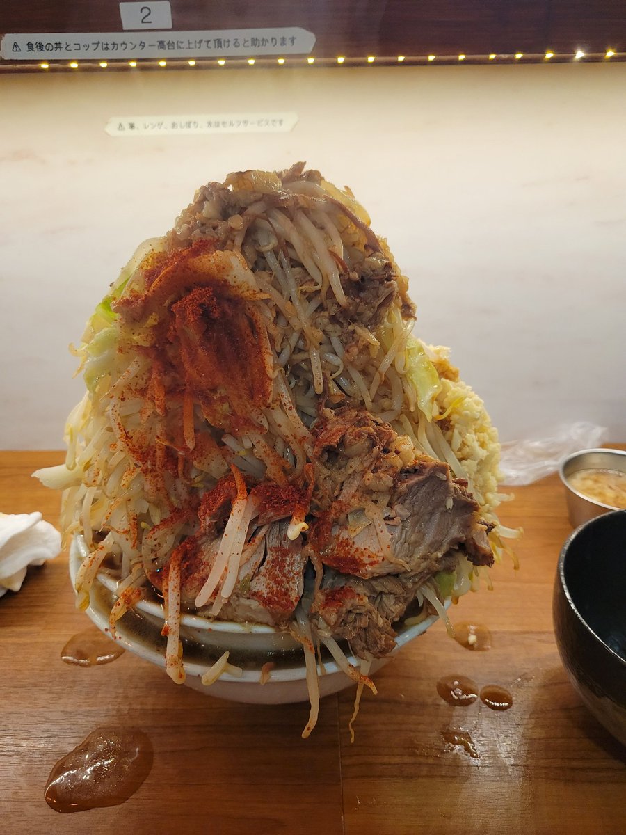 kof3152's tweet photo. ついに夢の全マシマシを注文したら、着丼３分で全崩壊した。20分で完食。 https://t.co/whrMxPVNni