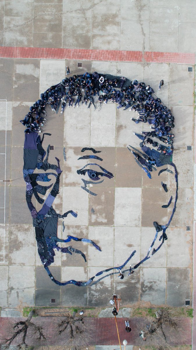 pmorosi's tweet photo. El legado de un médico. 
En el Instituto Don Bosco de Fortín Mercedes, Pedro Luro, los alumnos evocaron a René Favaloro con este increíble mural viviente https://t.co/g9x658G6aL