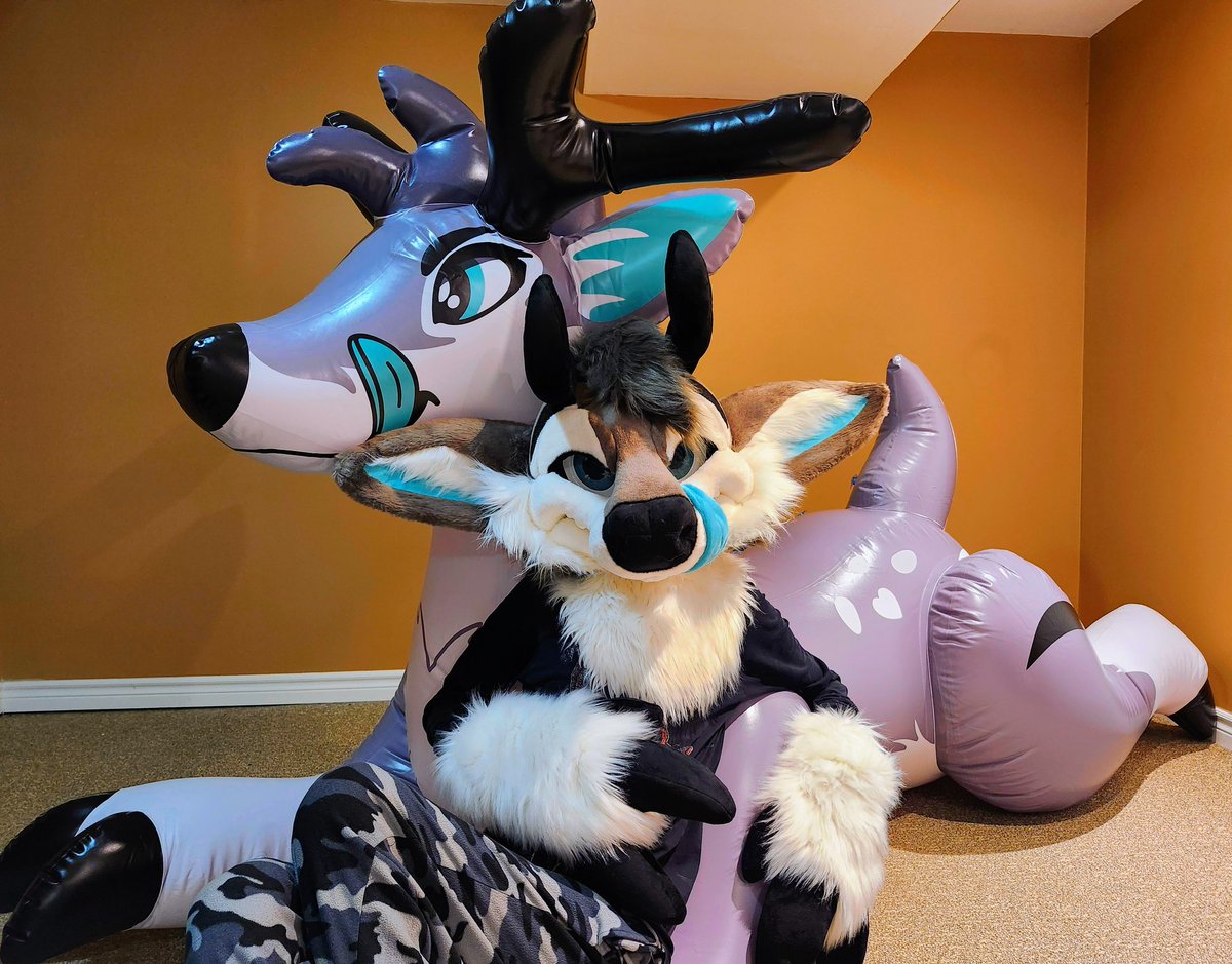 Don't forget to give them both a salt lick for #squeakysaturday! 

Deer love salt after all! 
🦌👅🧂🩵