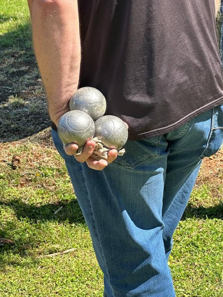 JulienOdoul's tweet photo. ☀️ Du soleil, un concours de pétanque et de la convivialité : le week-end du #14Juillet commence bien à #Nailly et dans le nord de l’#Yonne ! 🇫🇷 https://t.co/Qz0ebc5te9