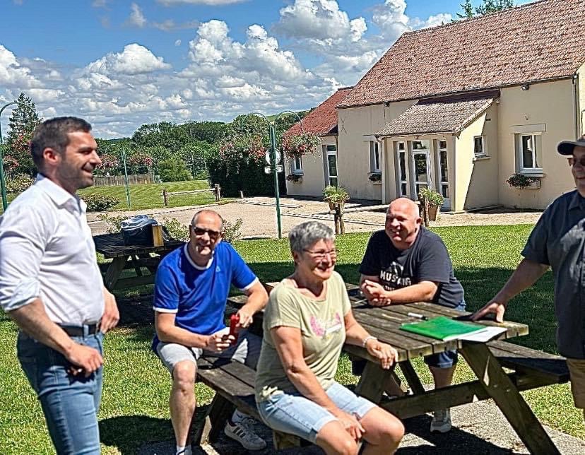JulienOdoul's tweet photo. ☀️ Du soleil, un concours de pétanque et de la convivialité : le week-end du #14Juillet commence bien à #Nailly et dans le nord de l’#Yonne ! 🇫🇷 https://t.co/Qz0ebc5te9