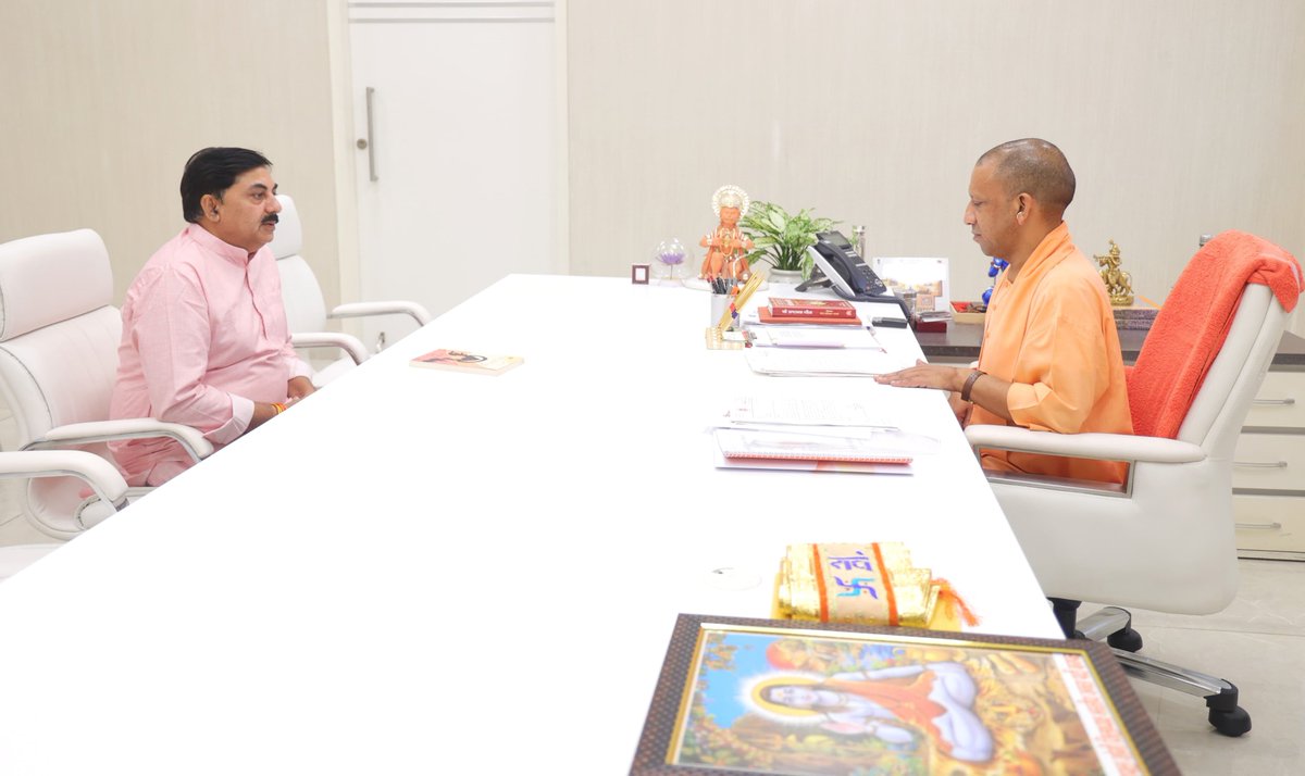myogioffice's tweet photo. मुख्यमंत्री श्री @myogiadityanath जी महाराज से आज लखनऊ में @BJP4UP के प्रदेश प्रवक्ता श्री एस.एन. सिंह जी ने शिष्टाचार भेंट की।

@snsinghbjp https://t.co/ynsAWveD4V