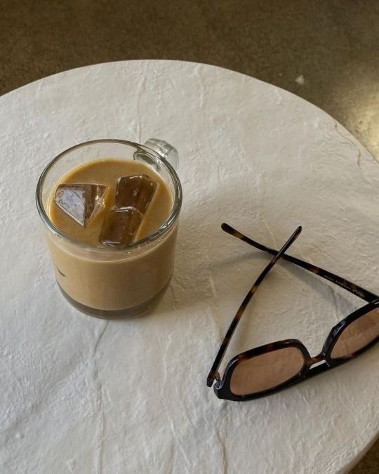 modernlilithh's tweet photo. saturday in style ☕️ https://t.co/HG8JXSQwVx