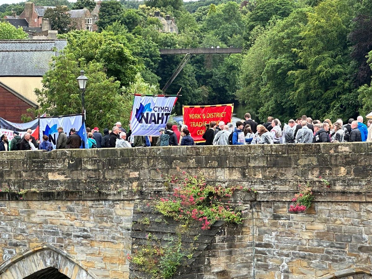rob_kelsall's tweet photo. Great to see ⁦@NAHTnews⁩ ⁦@CymruNAHT⁩ members at ⁦@DurhamGala⁩ today.

Union and proud! https://t.co/xlLXtgTtKX