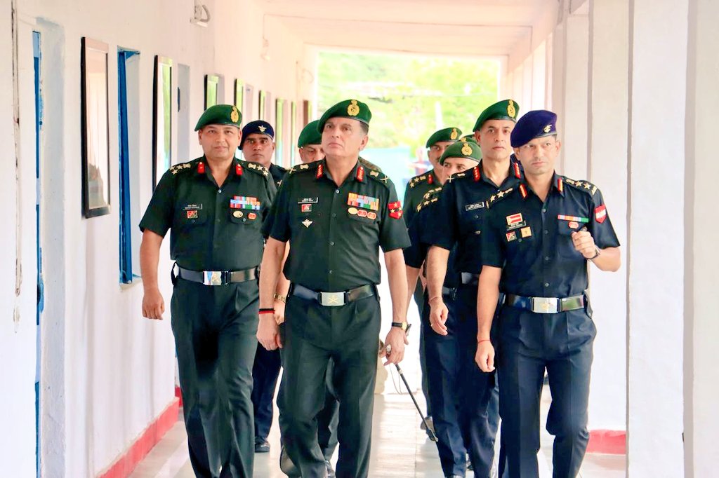 PRODefRjsthn's tweet photo. Lt Gen Dhiraj Seth, Army Cdr @IaSouthern visited Konark Corps from 10-12 Jul 
Reviewed #Oppreparedness, interacted with officers &amp; troops  
Given an overview of tech infusion  to enhance Op &amp; Adm capabilities He motivated all ranks to be ever prepared for meeting evolving threats https://t.co/ER7NAA2Zb9