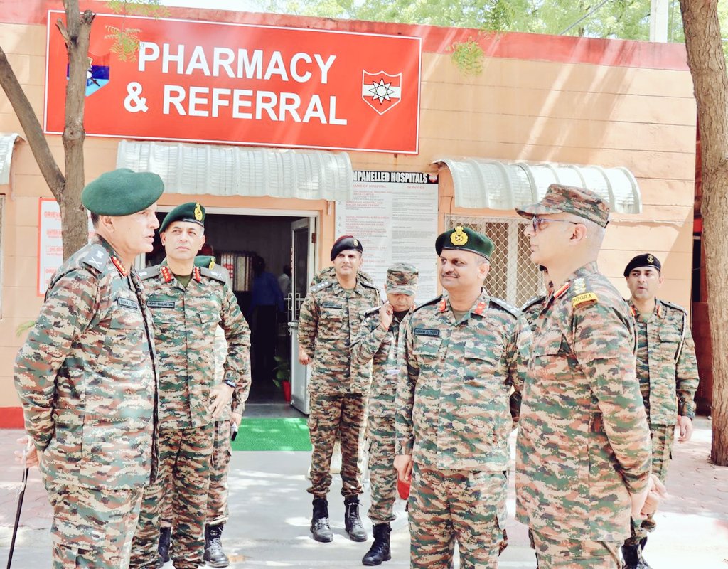 PRODefRjsthn's tweet photo. Lt Gen Dhiraj Seth, Army Cdr @IaSouthern visited Konark Corps from 10-12 Jul 
Reviewed #Oppreparedness, interacted with officers &amp; troops  
Given an overview of tech infusion  to enhance Op &amp; Adm capabilities He motivated all ranks to be ever prepared for meeting evolving threats https://t.co/ER7NAA2Zb9