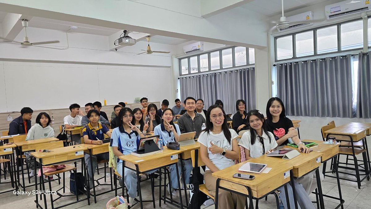 math_p_koh's tweet image. ✅ โครงการติวเพิ่มพูนความรู้ทางคณิตศาสตร์
✅ เด็กๆ ม.4 โรงเรียนแก่นนครวิทยาลัย 
✅ เด็กๆคือตั้งใจเรียนดีมาก มากันครบ 100%
✅ ติวแนวข้อสอบมหาวิทยาลัย ฉ่ำๆ
✅ เตรียมสอบกลางภาคไปในตัว เริ่ดสุด 👍🏻👍🏻👍🏻

#คณิตพี่โก้ #knw #แก่นนคร #netsat 
#dek68 #dek69 #dek70 #tcas #alevel