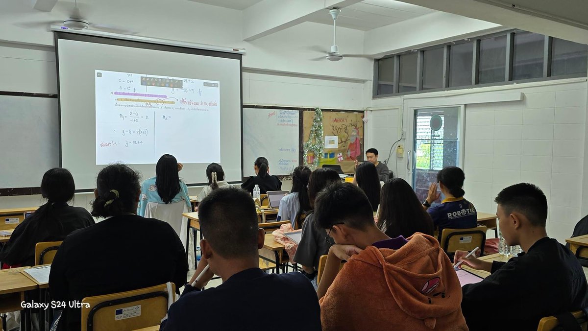 math_p_koh's tweet image. ✅ โครงการติวเพิ่มพูนความรู้ทางคณิตศาสตร์
✅ เด็กๆ ม.4 โรงเรียนแก่นนครวิทยาลัย 
✅ เด็กๆคือตั้งใจเรียนดีมาก มากันครบ 100%
✅ ติวแนวข้อสอบมหาวิทยาลัย ฉ่ำๆ
✅ เตรียมสอบกลางภาคไปในตัว เริ่ดสุด 👍🏻👍🏻👍🏻

#คณิตพี่โก้ #knw #แก่นนคร #netsat 
#dek68 #dek69 #dek70 #tcas #alevel