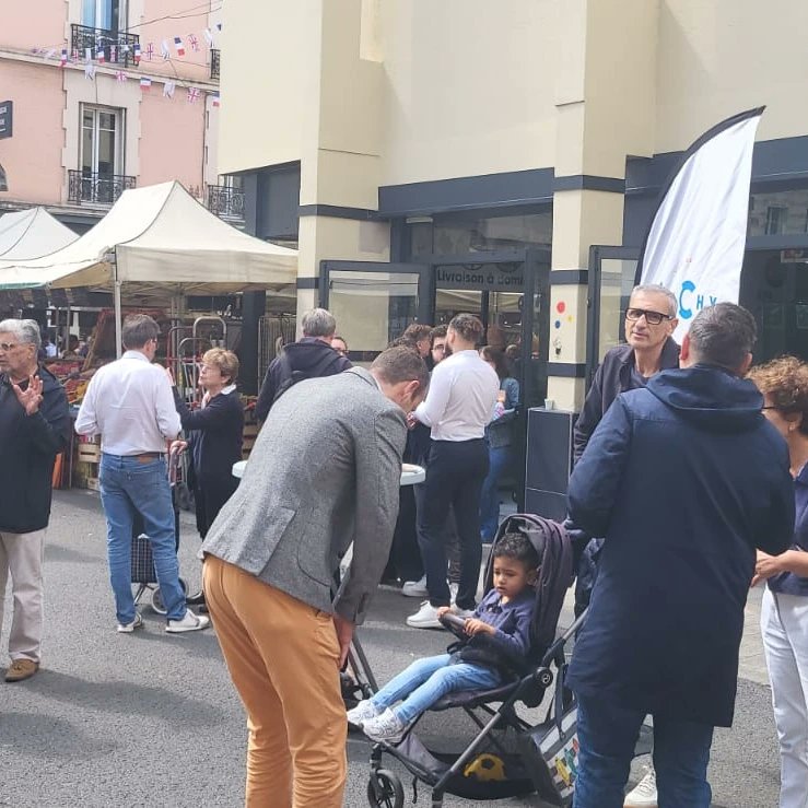 Présentation du nouveau guide de #Clichy réalisé par la ville en partenariat avec l'association des commerçants @clichymouv92 et le lycée Auffray <a href="/lyceeauffray/">Lycée René Auffray</a> destiné aux clichois mais aussi aux touristes, dont la #teamgb, présents à l'occasion des #JOP2024  
#teamclichy2024