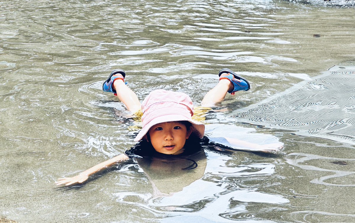 ryuta__m's tweet photo. 今日は水着じゃないからおしりつかないようにねーって言った5分後の息子 https://t.co/i5We379HlR