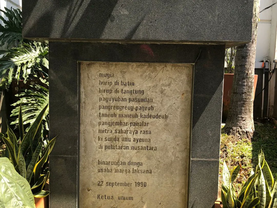 bwi_22's tweet photo. Hari ini disambut hangat dan membahas sejarah dari salah satu organisasi tertua di Indonesia yang masih ada hingga saat ini. Terima kasih Paguyuban Pasundan!

Foto: Lia &amp; Januar

#wisatabandung #wisatasejarah  #jelajahbandung  #bandoengwaktoeitoe #bandungbanget #sejarahindonesia https://t.co/GhcfJxbSb8