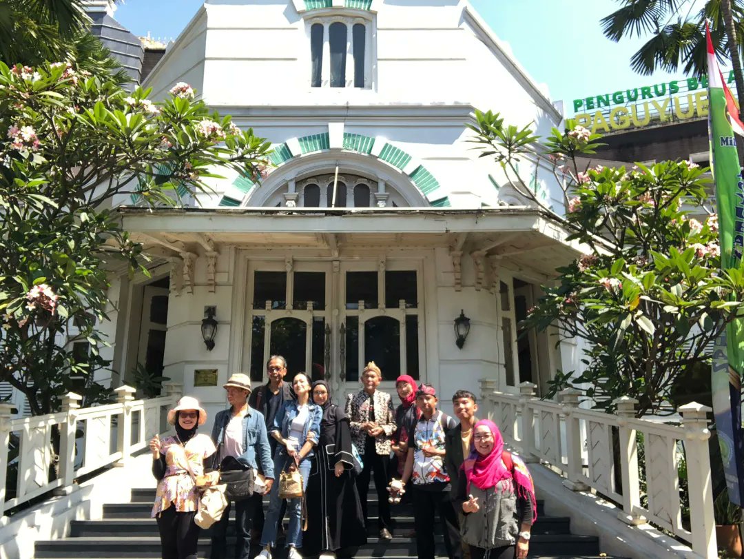 bwi_22's tweet photo. Hari ini disambut hangat dan membahas sejarah dari salah satu organisasi tertua di Indonesia yang masih ada hingga saat ini. Terima kasih Paguyuban Pasundan!

Foto: Lia &amp; Januar

#wisatabandung #wisatasejarah  #jelajahbandung  #bandoengwaktoeitoe #bandungbanget #sejarahindonesia https://t.co/GhcfJxbSb8