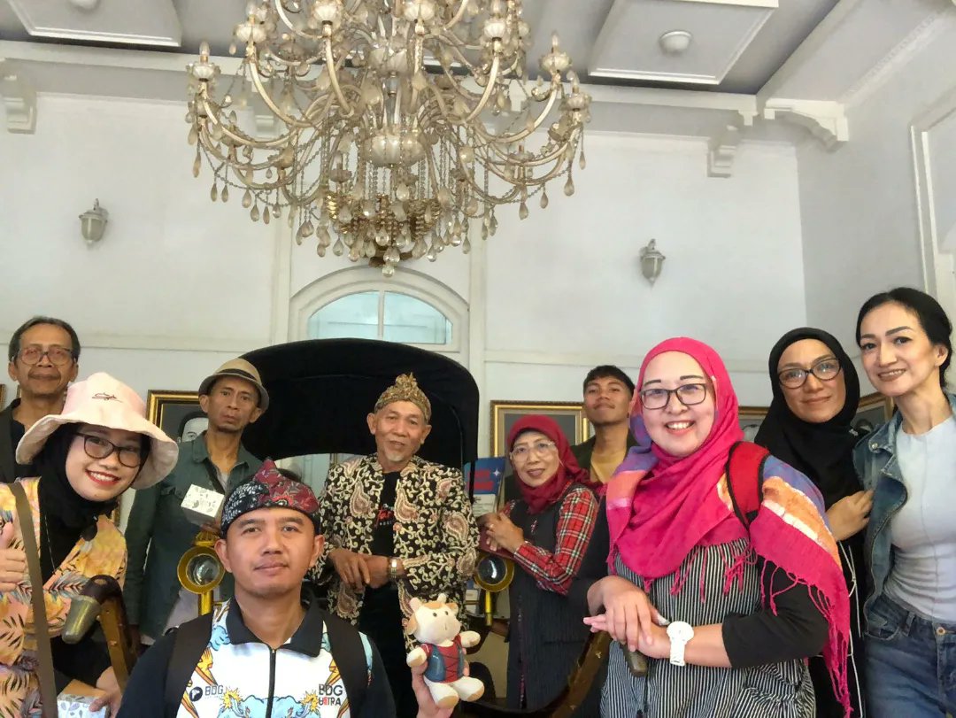 bwi_22's tweet photo. Hari ini disambut hangat dan membahas sejarah dari salah satu organisasi tertua di Indonesia yang masih ada hingga saat ini. Terima kasih Paguyuban Pasundan!

Foto: Lia &amp; Januar

#wisatabandung #wisatasejarah  #jelajahbandung  #bandoengwaktoeitoe #bandungbanget #sejarahindonesia https://t.co/GhcfJxbSb8