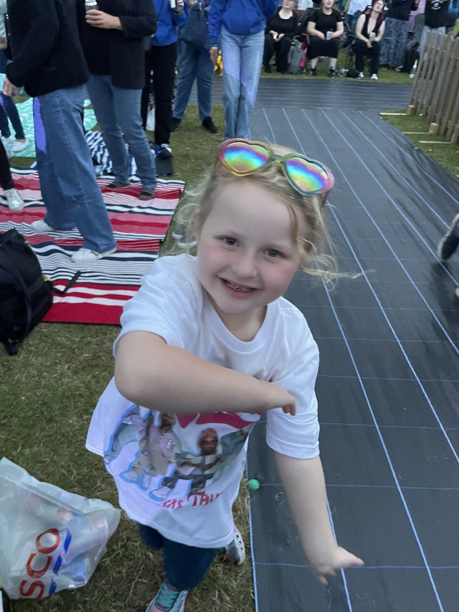 maria_JLS's tweet photo. Can I plz say an amazing thank you to some of the ladies last night @JLSOfficial my little girl was heartbroken we lost her friend as a so called fan pushed her at the beginning so we had a meltdown but those of you we met after made her night so thank you from bottom of my heart https://t.co/3zY906ZFqp