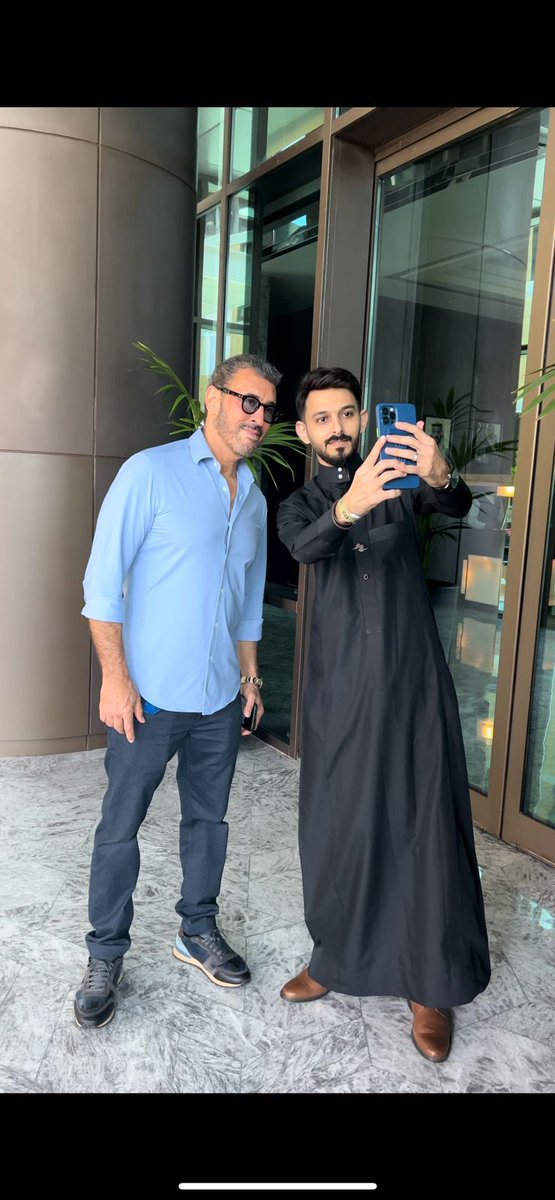 KadimAlSahirKSA's tweet photo. تشرفت ادارة رابطة عشاق كاظم الساهر في العالم العربي بالإلتقاء مع القيصر كاظم الساهر والاطمئنان على صحته وإهدائه درع الرابطة العربية حيث عبر عن إعجابه و شكره لاعضاء الرابطه على هذه الإلتفاتة الجميلة
و طمئن جمهوره الساهري انه بخير وبصحة جيده ولله الحمد ،وتمنى أن تكون الحفلة قد نالت على إعجاب الجميع .كما ابدى سعادته بالحضور والتفاعل الجميل ليلة البارحة.

@KadimAlSahirORG
@Benchmark_ksa

#كاظم_الساهر_في_جدة 
#موسم_جدة 
#كاظم_مع_الحب